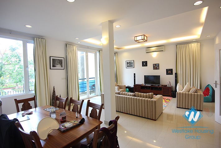 Splendid villa for rent on the lake in Tay Ho, Hanoi 
